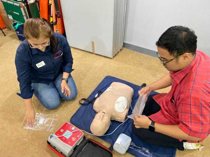 Pelatihan penggunaan AED